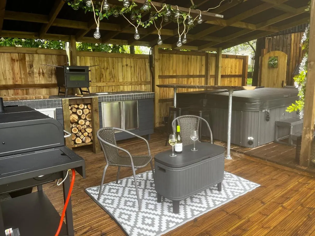 Lynbrook Haybarn, Hot Tub And Outdoor Kitchen, New Forest Ringwood 0*,  United Kingdom